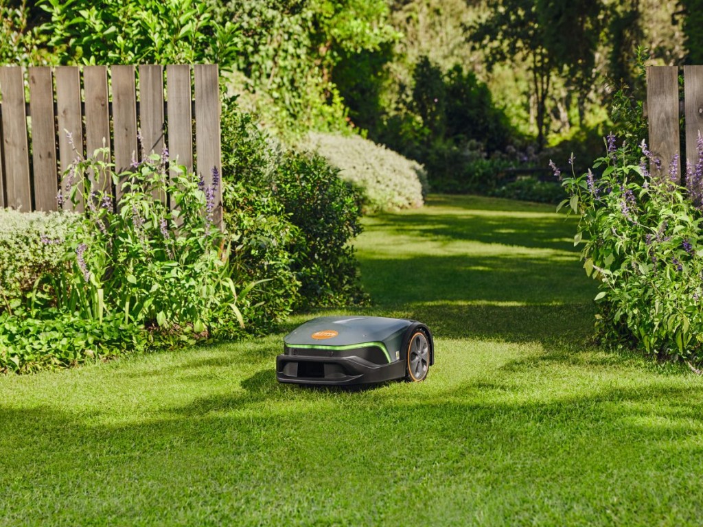 Robotické sekačky STIHL iMOW: Jak vybrat ideální model pro váš trávník