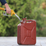 Jaký benzín používat do zahradní techniky