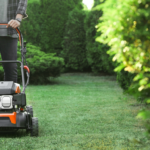 Jak připravit zahradní techniku na jarní sezonu: sekačka, křovinořez, pila i vertikutátor krok za krokem